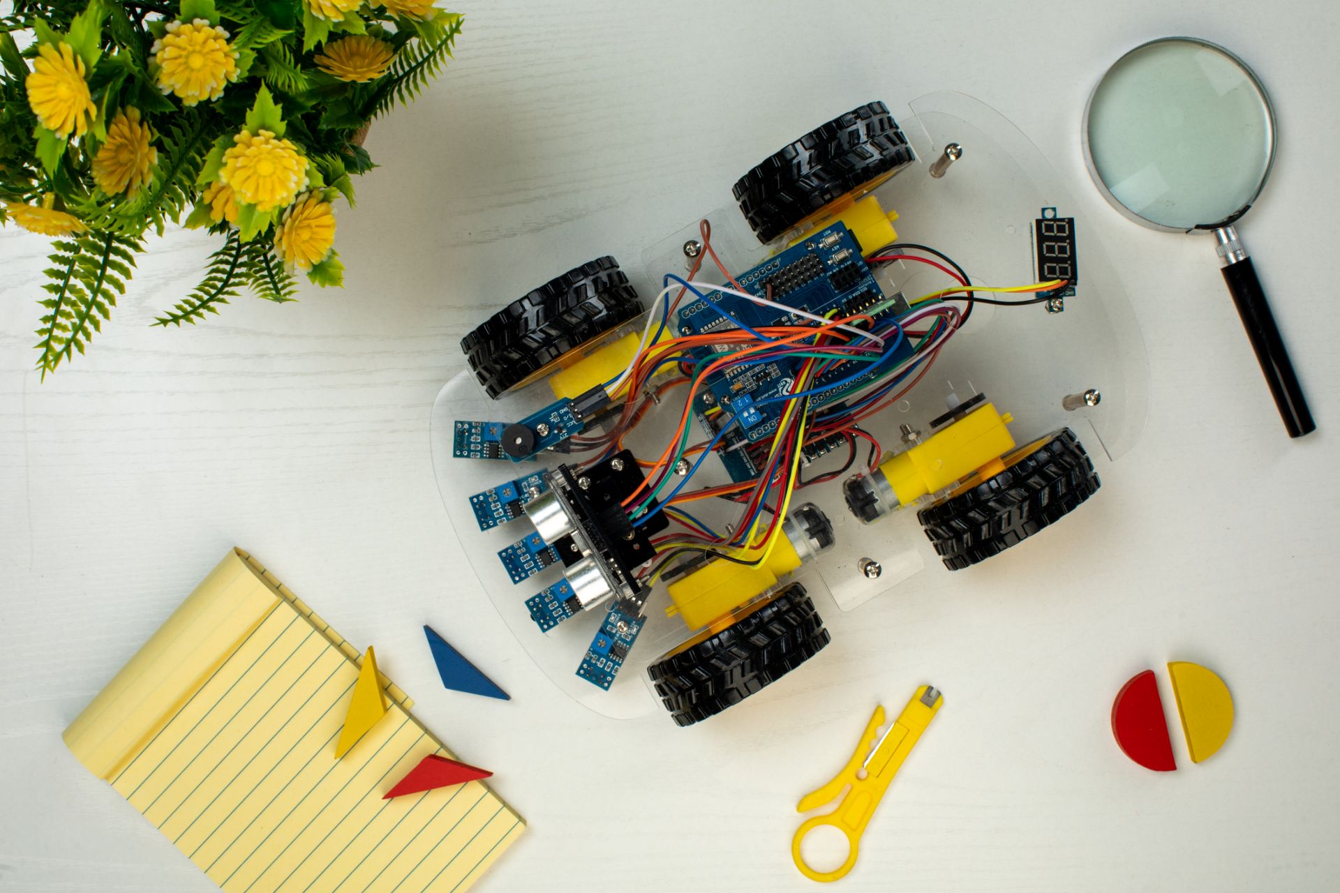 "Robot educativo con Arduino de nuestros cursos en Zuky Tech. Ideal para que los niños aprendan robótica, programación y electrónica de manera divertida. #RobóticaParaNiños #Arduino #EducaciónTecnológica #ZukyTech"